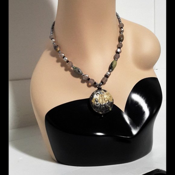 Vintage Serpentine Pearl Beaded Necklace w/Pendant - Picture 3 of 8